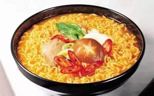 瓜仔吃方便面视频,趣味横生美食之旅