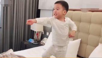 母亲和儿子吃瓜视频大全,温馨家庭吃瓜瞬间大盘点
