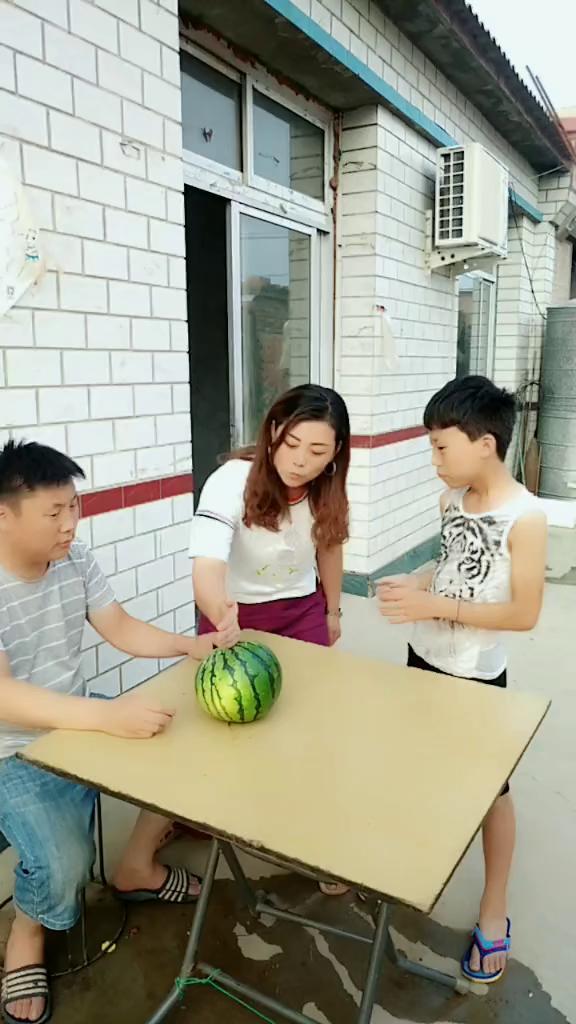 母亲和儿子吃瓜视频大全,温馨家庭吃瓜瞬间大盘点