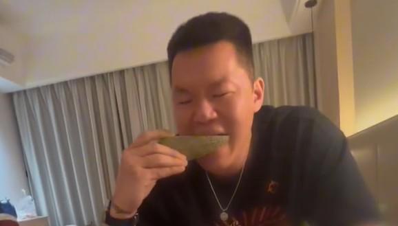 台湾网友吃瓜大叔视频,吃瓜大叔视频揭秘娱乐圈幕后真相