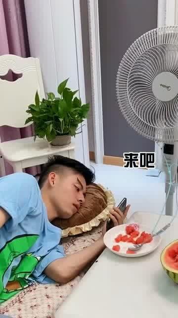 夏天扇风吃瓜视频,扇风吃瓜，畅享清凉时光