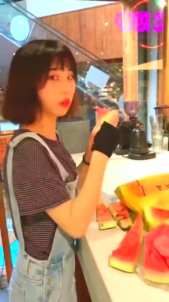 吃瓜让女友陪老总吃瓜视频,陪老总吃瓜视频走红网络