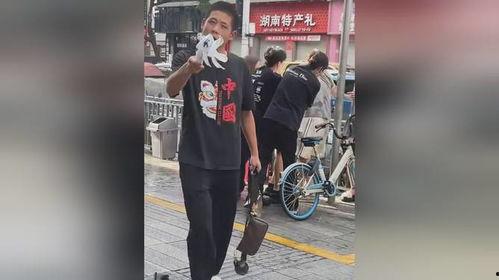 在路边吃瓜犯法吗视频播放,视频播放引热议，犯法与否引关注