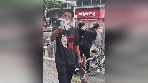 在路边吃瓜犯法吗视频播放,视频播放引热议，犯法与否引关注