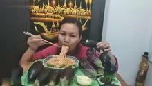 东北人吃生茄瓜视频大全,揭秘生茄瓜的独特吃法，视频大全带你领略东北美食魅力