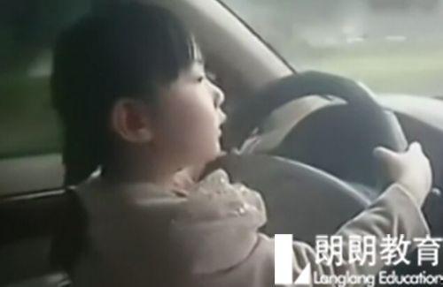 女子吃瓜上路被撞视频,瞬间成“瓜皮”惨剧！