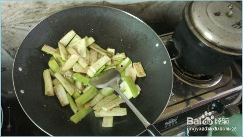葫芦瓜可以油炸吃吗视频,美味诱人的家常小炒
