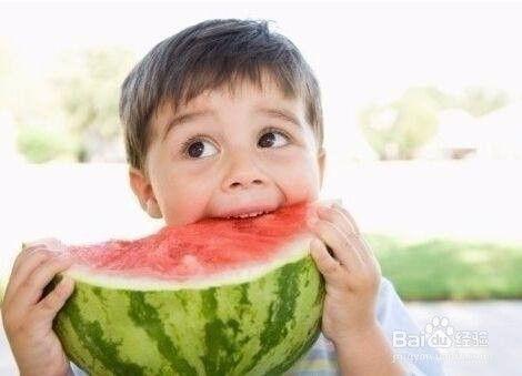 小孩吃梨瓜的视频