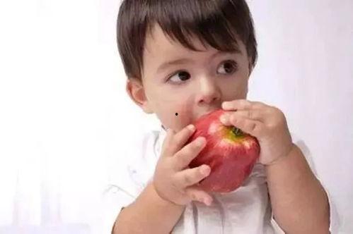 小孩吃梨瓜的视频